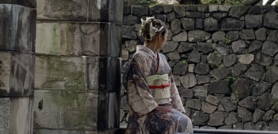 Japonka w kimono świętująca swoje dwudzieste urodziny