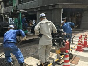 Japończycy przepraszaja w czasie robót na ulicy