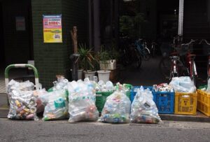 śmieci w Japonii na ulicy