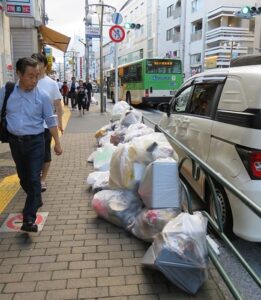 śmieci w Japonii na ulicy 2