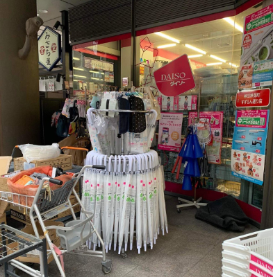Japońskie parasolki - stojak w sklepie
