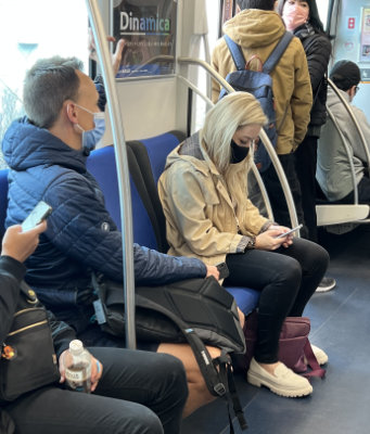 turyści w metrze