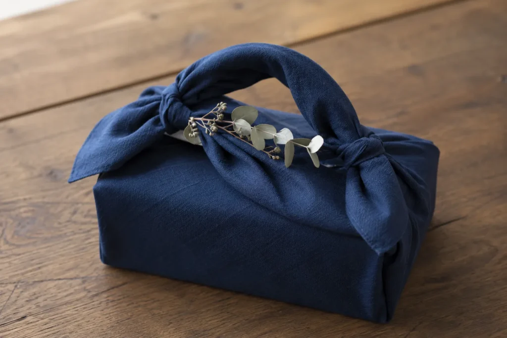Japońskie pakowanie prezentów: tsutsumi, noshi i furoshiki