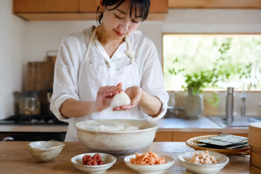 Onigiri: 12 nadzień i jak prawidłowo uformować — kompletny przewodnik domowy