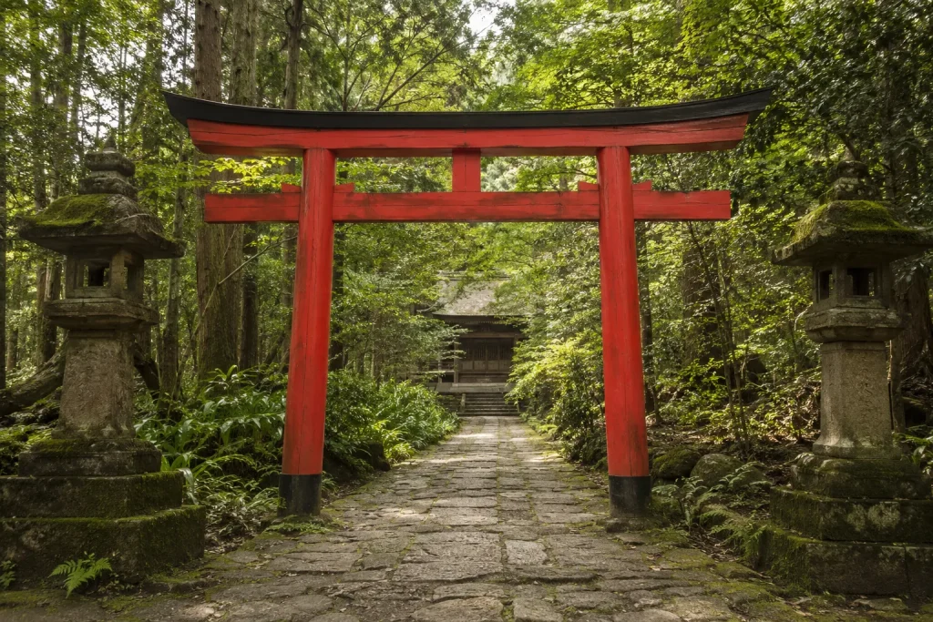 Shintō: rodzima religia Japonii, kami i jinja — kompletny przewodnik
