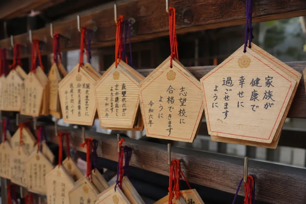 Shintō: rodzima religia Japonii, kami i jinja — kompletny przewodnik