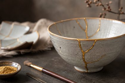 Kintsugi krok po kroku w 2026 roku: sprawdź, jak naprawić zbitą ceramikę złotem w domu, jakie materiały wybrać, jak pracować bezpiecznie i kiedy naczynie może wrócić do codziennego użytku. Bez szkód.