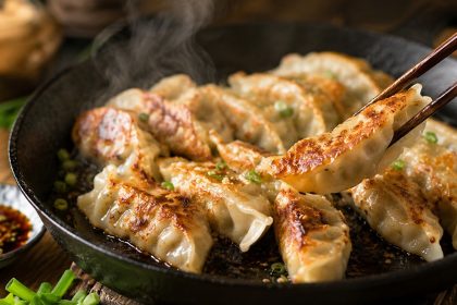 Gyoza domowa krok po kroku: najlepszy przepis na japońskie pierożki, składniki farszu, ciasto, sos, smażenie, parowanie, mrożenie i błędy, które psują smak oraz chrupiący spód.