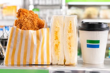 Konbini food w Japonii: sprawdzamy, co kupić w 7-Eleven, Lawson i FamilyMart, od onigiri i bento po tamago sando, Famichiki, desery Lawson i kawę z automatu.