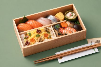 Ekiben w Japonii to więcej niż lunchbox z dworca. Sprawdzamy, skąd pochodzi, co zawiera, ile kosztuje, jak wybierać regionalne bento i jakie zasady obowiązują w pociągu.