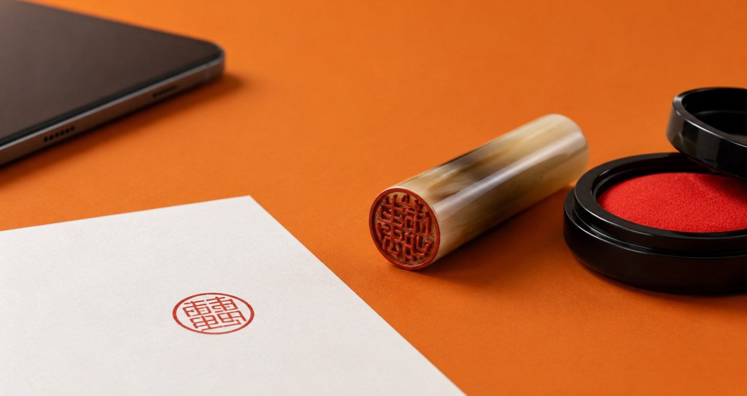 Dlaczego Japończycy kochają pieczątki hanko mimo cyfryzacji? Wyjaśniamy, czym są hanko, gdzie nadal działają, co zmieniły reformy i dlaczego tradycja przetrwała w Japonii.