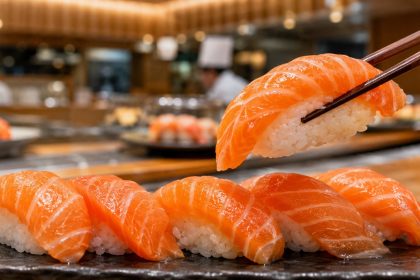 Łosoś w sushi znów wygrywa w Japonii: 47,7% gości kaiten-zushi wybiera go najczęściej. Ranking 2026 pokazuje ceny, Hokkaido i trend ważny dla Polaków planujących podróż do Japonii.