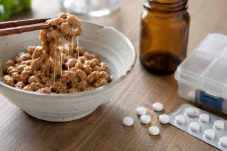 Natto i leki przeciwkrzepliwe: sprawdź, kiedy fermentowana soja, witamina K2 i nattokinaza wymagają ostrożności przy warfarynie, acenokumarolu, apiksabanie i rywaroksabanie.
