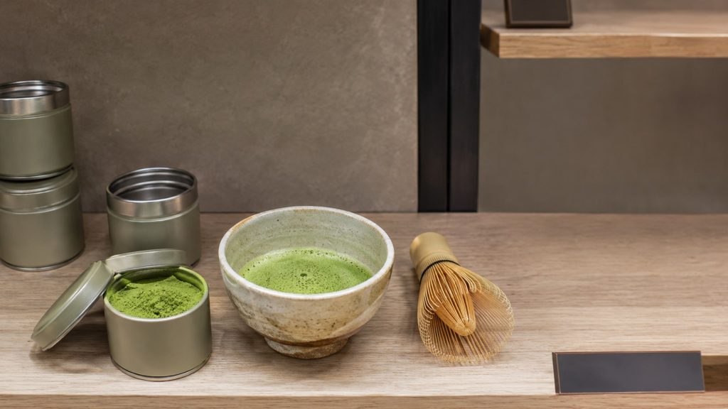 Matcha shortage 2026: dlaczego japońska herbata drożeje i co kupować naprawdę rozsądnie w Polsce