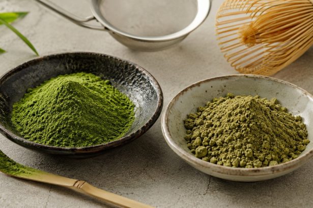 Matcha shortage 2026 podnosi ceny japońskiej herbaty: skąd biorą się braki tenchy, które rodzaje matchy kupować i jak odróżnić dobry proszek od drogiej, słabej mieszanki dziś w sklepach.