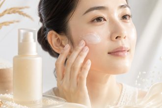 J-beauty 2026 stawia na minimalną pielęgnację, odbudowę bariery skóry, lotiony, SPF i składniki ryżowe. Sprawdź, co działa, czego unikać i jak ułożyć rutynę bez nadmiaru kosmetyków.