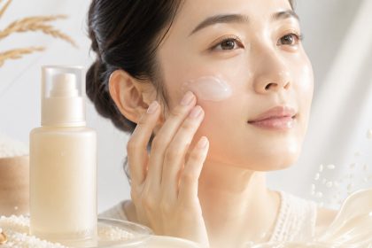 J-beauty 2026 stawia na minimalną pielęgnację, odbudowę bariery skóry, lotiony, SPF i składniki ryżowe. Sprawdź, co działa, czego unikać i jak ułożyć rutynę bez nadmiaru kosmetyków.