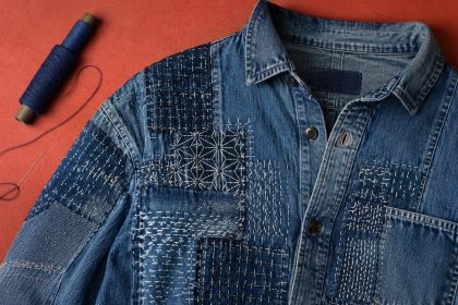 Boro patchwork bez maszyny: jak naprawiać ubrania po japońsku, dobrać łaty, nici i ściegi, wzmocnić dżinsy, koszule, len oraz gdzie szukać warsztatów rękodzieła w Polsce. Praktycznie i tanio. w domu.